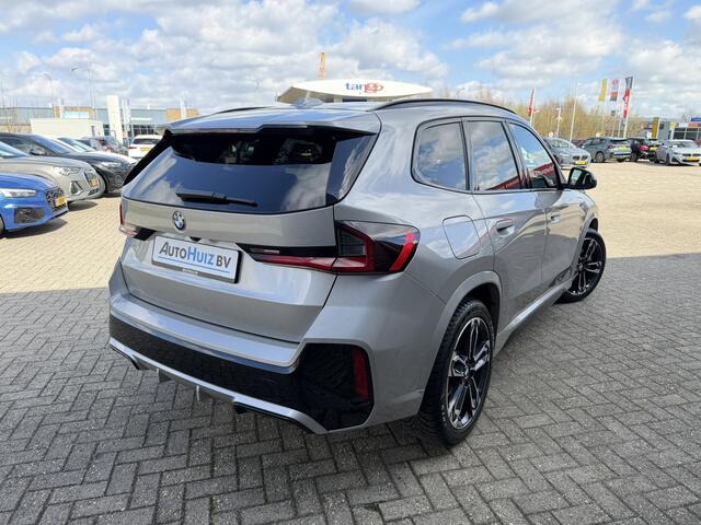 BMW X1 sDrive20i M Sport Panoramadak Stuurwielverwarming Massage 19 Inch Keyless Entry ACC Harman-Kardon Sound 360 Gr Camera Keyless Entry Head-Up Display