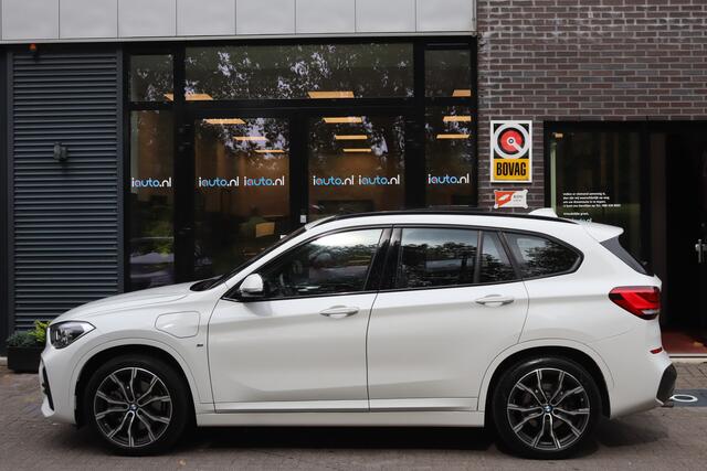 BMW X1 xDrive25e 220pk M-Sport Shadow Line Pano/LED/Keyless/Navi+/Sfeer/Leder Dakota/DAB/19"