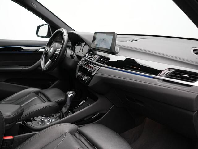 BMW X1 xDrive25e M Sport PHEV 221pk Dealer O.H. | Trekhaak Af Fabriek | Panodak | Adaptive Cruise | Head Up | Camera | Lederen Sportstoelen Memory & Verwarmd | Harman / Kardon | Keyless | Sfeerverlichting | Navigatie | DAB | Plug In Hybrid