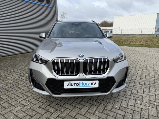 BMW X1 sDrive20i M Sport Premium Pakket Panoramadak Trekhaak Achteruitrijcamera Stoelverwarming Keyless Entry Carplay