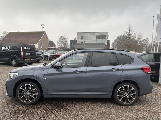 BMW X1 xDrive25e eDrive M Sport | Plug-in Hybride | PHEV | 220pk | Panoramadak | Storm Bay Metallic | 19 inch | M Pakket | Camera | Sportstoelen | Led verlichting | Head Up Display | Shadowline Exterieur