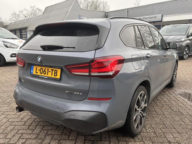 BMW X1 xDrive25e eDrive M Sport | Plug-in Hybride | PHEV | 220pk | Panoramadak | Storm Bay Metallic | 19 inch | M Pakket | Camera | Sportstoelen | Led verlichting | Head Up Display | Shadowline Exterieur