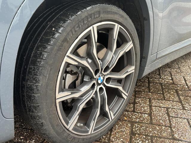 BMW X1 xDrive25e eDrive M Sport | Plug-in Hybride | PHEV | 220pk | Panoramadak | Storm Bay Metallic | 19 inch | M Pakket | Camera | Sportstoelen | Led verlichting | Head Up Display | Shadowline Exterieur