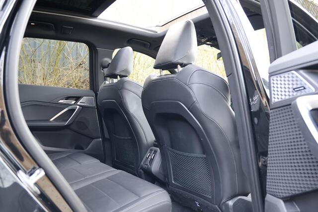 BMW X1 sDrive18i VOL | M-pakket | Pano | HUD | Massage | 360 | Adap Cruise | Elektr. Trekhaak | Harman Kardon | Keyless | Alarm kl.3 | Etc.