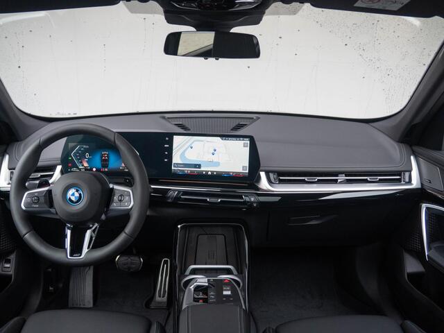 BMW X1 xDrive25e | M Sportpakket | Comfort Pack | Harman-Kardon | Stuurwielrand verwarmd | Comfort Access | Achteruitrijcamera | Panoramadak | Trekhaak