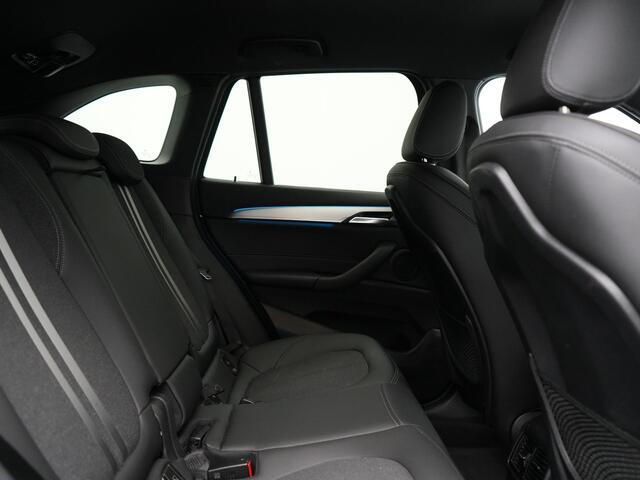 BMW X1 xDrive25e Sport Line PHEV 221pk Dealer O.H. | Trekhaak Afn. | Camera | Adaptive LED | Hifi Sound | Sportstoelen Verwarmd | Sfeerverlichting | Apple Carplay | Navigatie | DAB | Cruise Control | Plug In Hybrid |