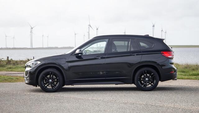 BMW X1 xDrive25e Executive BLACK LINE / CAMERA / CARPLAY / HEAD UP DISPLAY / LEDER / LED / CRUISE CONTROLE / STOELVERWARMING