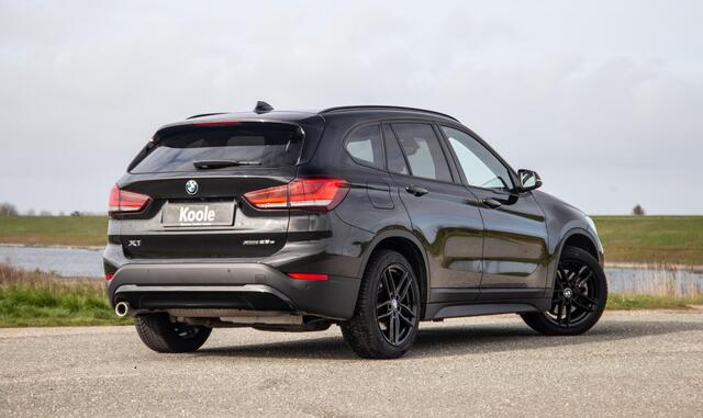 BMW X1 xDrive25e Executive BLACK LINE / CAMERA / CARPLAY / HEAD UP DISPLAY / LEDER / LED / CRUISE CONTROLE / STOELVERWARMING