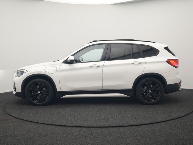 BMW X1 xDrive25e Sportline PHEV 221pk Dealer O.H | Trekhaak Afn. | Panodak | Head Up | Camera | Harman / Kardon | Sportstoelen Memory & Verwarmd | Keyless | Apple Carplay | BMW LED | Sfeerverlichting | Navigatie | DAB | 18" L.M | Plug In Hybrid |