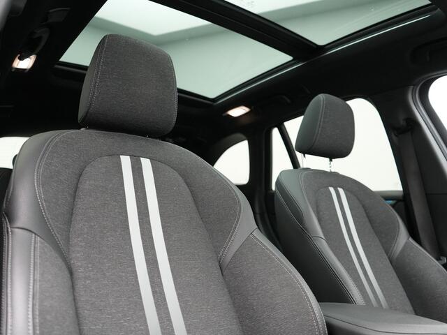 BMW X1 xDrive25e Sportline PHEV 221pk Dealer O.H | Trekhaak Afn. | Panodak | Head Up | Camera | Harman / Kardon | Sportstoelen Memory & Verwarmd | Keyless | Apple Carplay | BMW LED | Sfeerverlichting | Navigatie | DAB | 18" L.M | Plug In Hybrid |