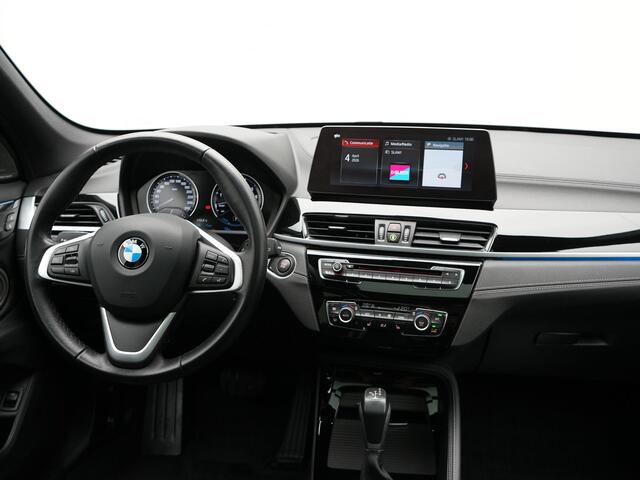 BMW X1 xDrive25e Sportline PHEV 221pk Dealer O.H | Trekhaak Afn. | Panodak | Head Up | Camera | Harman / Kardon | Sportstoelen Memory & Verwarmd | Keyless | Apple Carplay | BMW LED | Sfeerverlichting | Navigatie | DAB | 18" L.M | Plug In Hybrid |