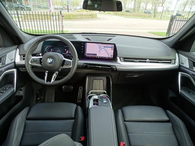 BMW X1 sDrive20i M Sport Pano.Dak Head-Up Harman/Kardon 360 Camera Park-Plus Leder Driving Ass. Adaptief M-onderstel 19"LM Velgen