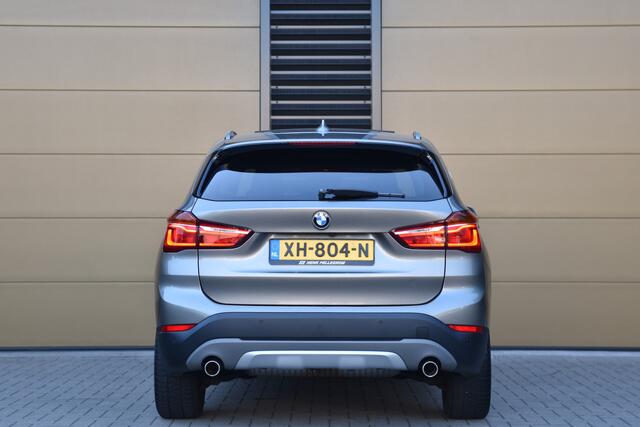 BMW X1 sDrive20i Orange Edition II * Sportstoelen * Panoramadak * Head-up * Trekhaak *