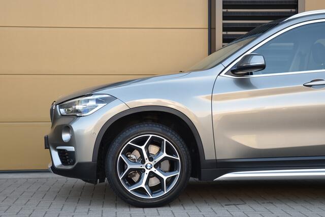 BMW X1 sDrive20i Orange Edition II * Sportstoelen * Panoramadak * Head-up * Trekhaak *