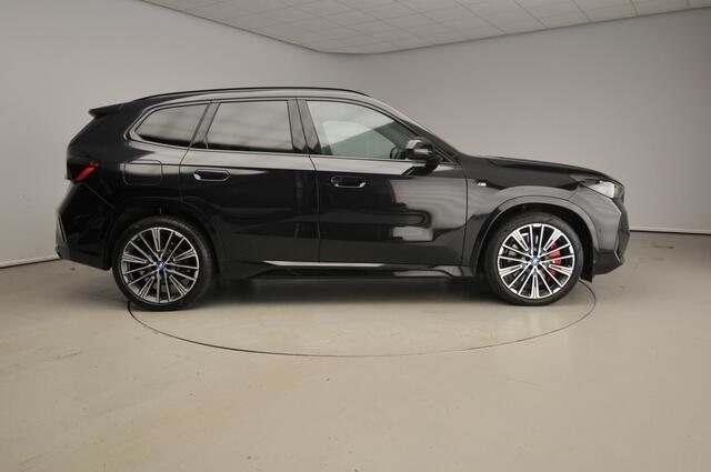 BMW X1 xDrive25e | M-Sportpakket | LED | Navigatie | Panoramadak | Stoelverwarming | Keyles go | DAB | Alu 20 inch