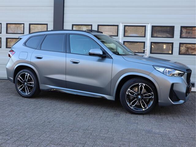 BMW X1 xDrive 23i 204pk 4Cilinder M-Sport - PANO - H&K - Memory - Dealer O.H. - Frozen Grey