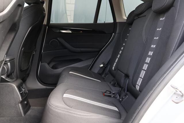 BMW X1 xDrive20i High Executive Sportline Automaat | Trekhaak | Stoelverwarming | Camera | Elektr. Achterklep | 18 Inch