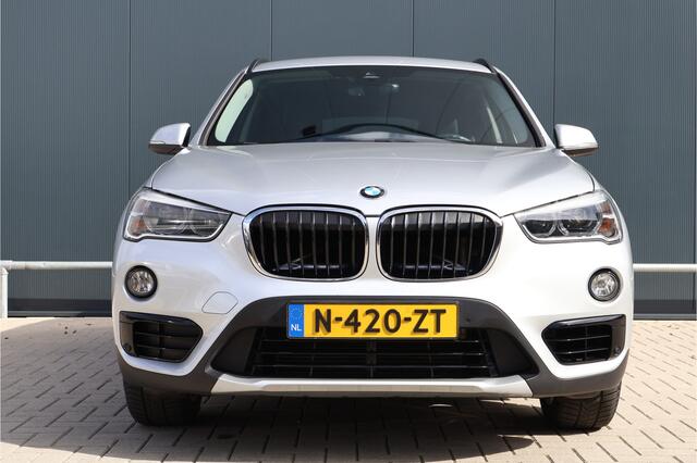 BMW X1 xDrive20i High Executive Sportline Automaat | Trekhaak | Stoelverwarming | Camera | Elektr. Achterklep | 18 Inch