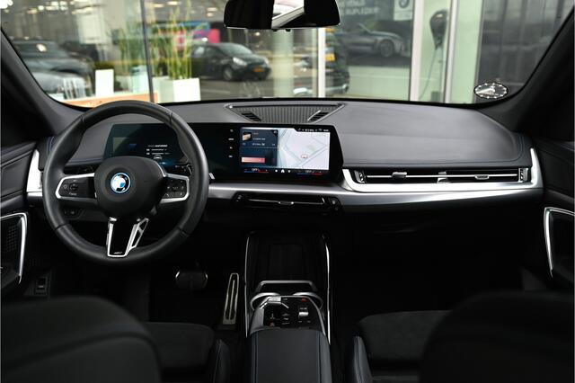 BMW X1 xDrive25e M Sport Automaat / Sportstoelen / M Adaptief onderstel / Comfort Access / Achteruitrijcamera / Adaptieve LED / Stoelverwarming