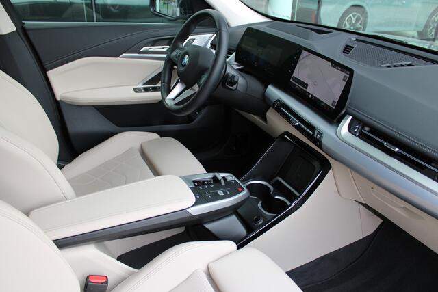 BMW X1 sDrive20i High Executive xLine Automaat / Trekhaak / Panoramadak / Sportstoelen / Adaptieve LED / Head-Up / Harman-Kardon /