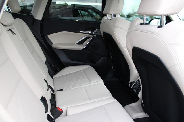 BMW X1 sDrive20i High Executive xLine Automaat / Trekhaak / Panoramadak / Sportstoelen / Adaptieve LED / Head-Up / Harman-Kardon /