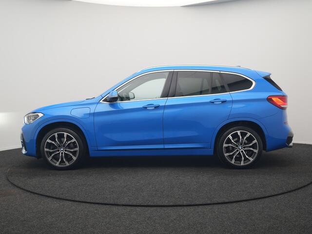 BMW X1 xDrive25e M Sport PHEV 221pk Dealer O.H. | Camera | Sportstoelen & Stuur Verwarmd | Sfeerverlichting | Cruise Control | Navigatie | DAB | 19"L.M | Plug In Hybrid |