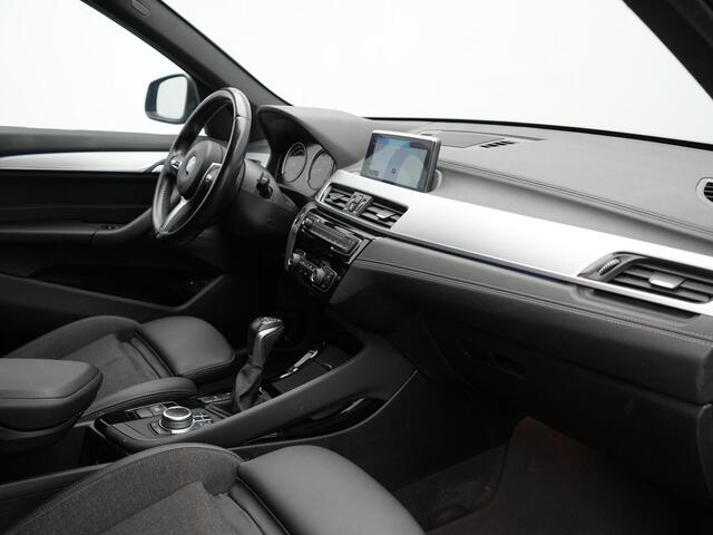 BMW X1 xDrive25e M Sport PHEV 221pk Dealer O.H. | Camera | Sportstoelen & Stuur Verwarmd | Sfeerverlichting | Cruise Control | Navigatie | DAB | 19"L.M | Plug In Hybrid |