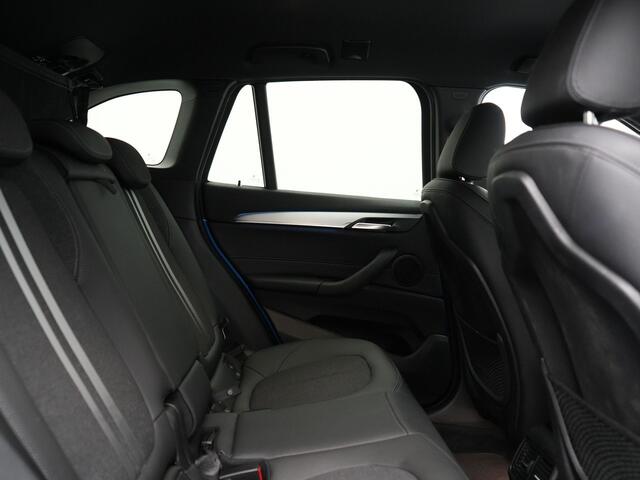 BMW X1 xDrive25e M Sport PHEV 221pk Dealer O.H. | Camera | Sportstoelen & Stuur Verwarmd | Sfeerverlichting | Cruise Control | Navigatie | DAB | 19"L.M | Plug In Hybrid |