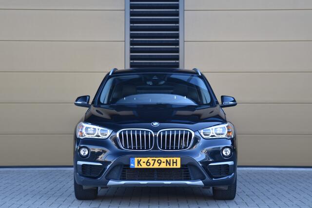 BMW X1 xDrive20i Executive * Trekhaak * Sportstoelen * Achteruitrijcamera * Comforttoegang *