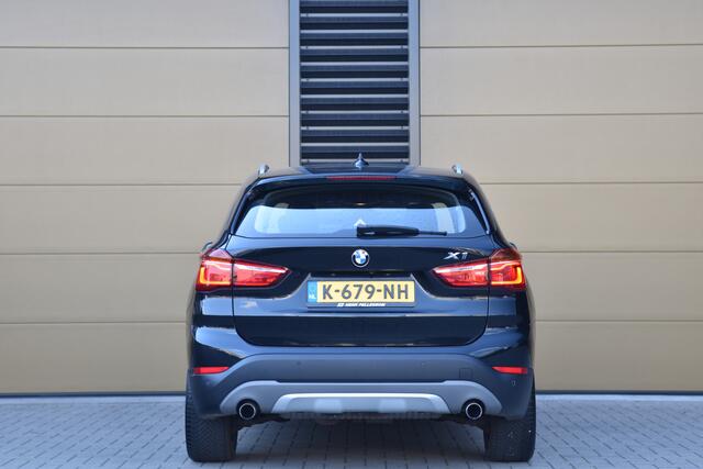 BMW X1 xDrive20i Executive * Trekhaak * Sportstoelen * Achteruitrijcamera * Comforttoegang *