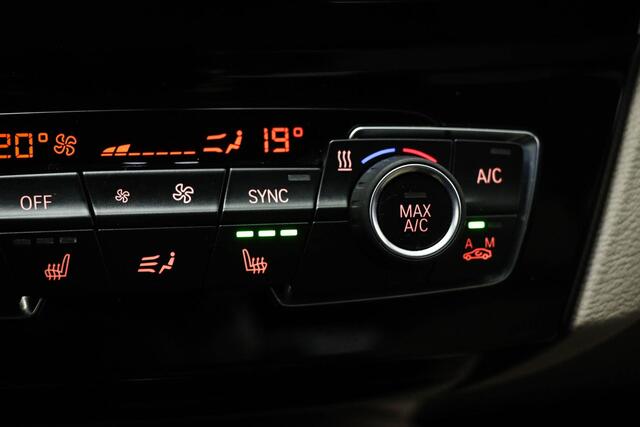 BMW X1 sDrive20i VDL Nedcar Edition | AUDIO MEDIA / PARKING PACK | HEAD UP | VERWARMDE SPORTSTOELEN | DAB | APPLE | DRAADLOZE LADER | CAMERA