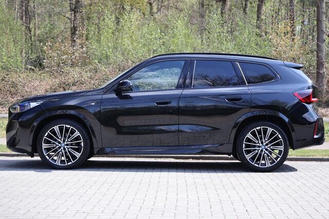 BMW X1 sDrive18i M-Pakket | HUD | Keyless | Adap LED | 360 Camera | Stoelverwarming | DAB | Etc.