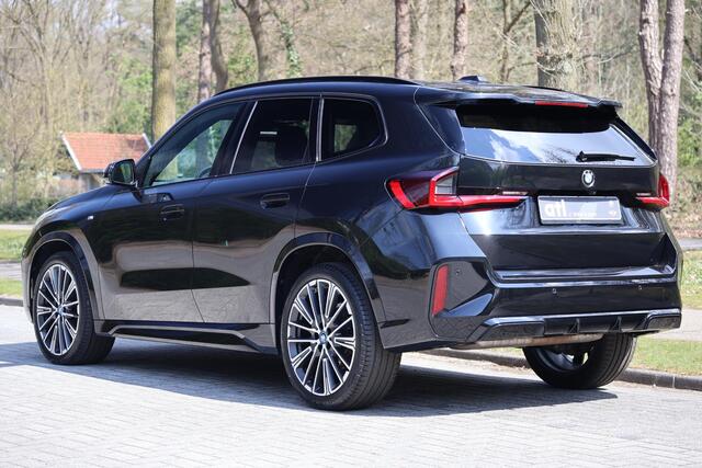 BMW X1 sDrive18i M-Pakket | HUD | Keyless | Adap LED | 360 Camera | Stoelverwarming | DAB | Etc.