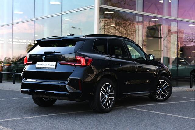 BMW X1 xDrive25e M Sport Automaat / Trekhaak / Sportstoelen / M Adaptief onderstel / Achteruitrijcamera / Getint Glas