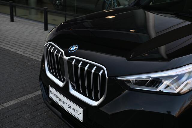 BMW X1 xDrive25e M Sport Automaat / Trekhaak / Sportstoelen / M Adaptief onderstel / Achteruitrijcamera / Getint Glas
