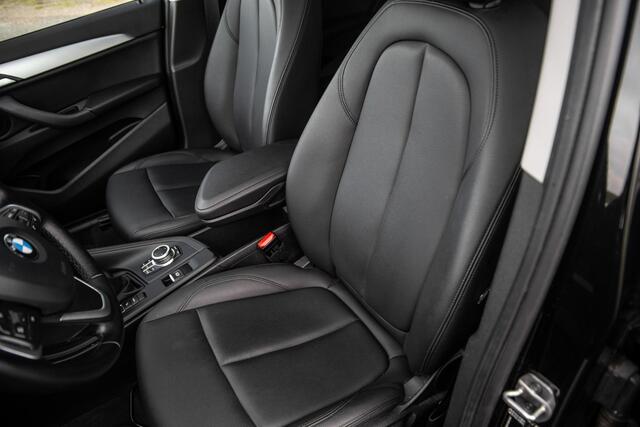 BMW X1 xDrive25e Executive X CAMERA / CARPLAY / HEAD UP DISPLAY / LEDER / LED / CRUISE CONTROLE / STOELVERWARMING