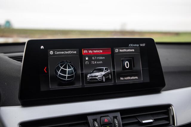 BMW X1 xDrive25e Executive X CAMERA / CARPLAY / HEAD UP DISPLAY / LEDER / LED / CRUISE CONTROLE / STOELVERWARMING