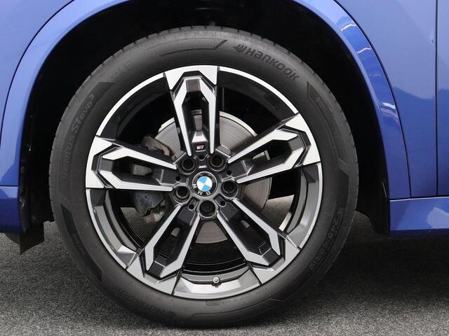 BMW X1 sDrive18i M Sportpakket | LED | Schuifdak | Elektrisch Verstelbare Stoelen | Stoelverwarming | DAB | Harman Kardon sound | 19''