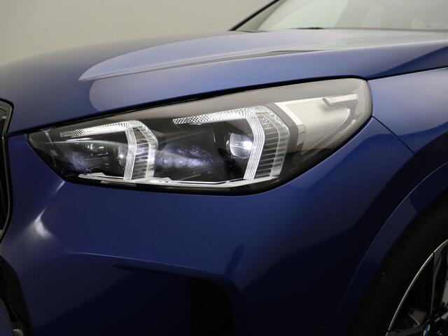 BMW X1 sDrive18i M Sportpakket | LED | Schuifdak | Elektrisch Verstelbare Stoelen | Stoelverwarming | DAB | Harman Kardon sound | 19''