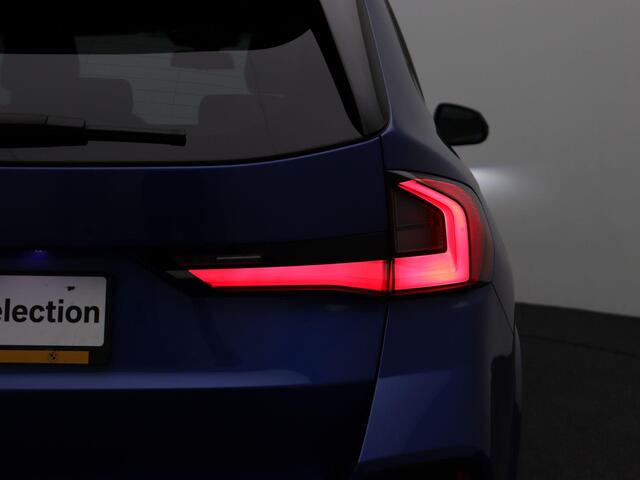 BMW X1 sDrive18i M Sportpakket | LED | Schuifdak | Elektrisch Verstelbare Stoelen | Stoelverwarming | DAB | Harman Kardon sound | 19''