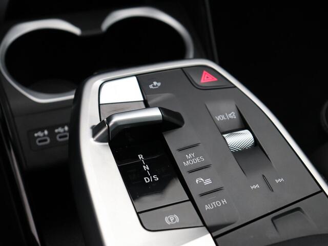 BMW X1 sDrive18i M Sportpakket | LED | Schuifdak | Elektrisch Verstelbare Stoelen | Stoelverwarming | DAB | Harman Kardon sound | 19''