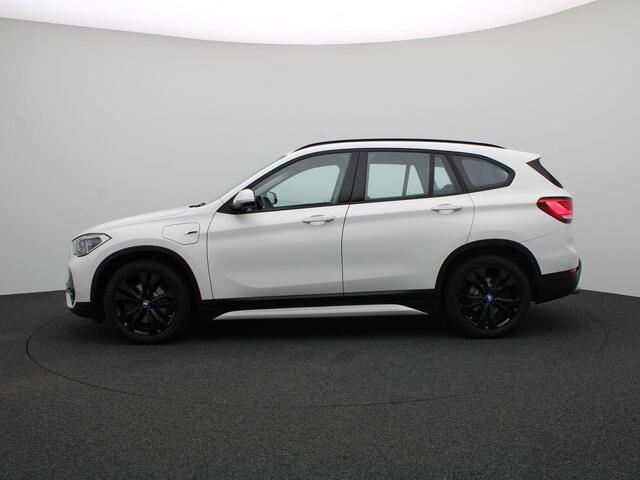 BMW X1 xDrive25e Sportline | Sportstoelen | Park Distance Control Achter | LED-koplampen | Navigatiesysteem | 18''
