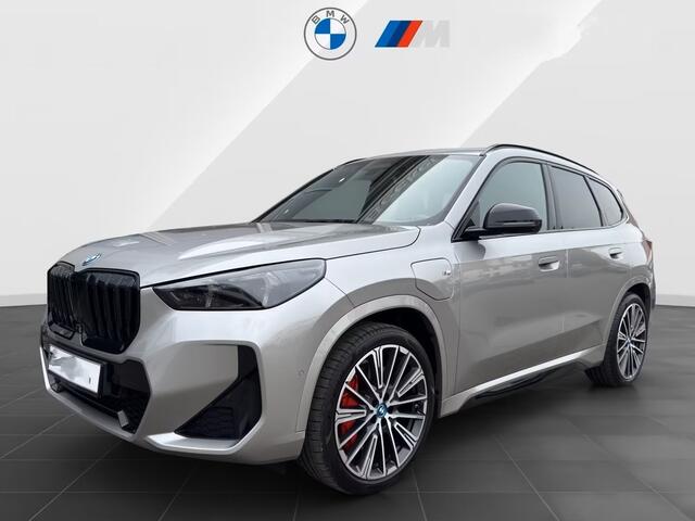 BMW X1 xDrive30e M-SPORT PRO ** LED, M-SPORTST, PANORAMA, TREKH, 20-inch LMV, HuD, ACC ** 1e EIG - ZEER EXCL ** ** INFORMEER OOK NAAR ONZE AANTREKKELIJKE FINANCIAL-LEASE TARIEVEN **