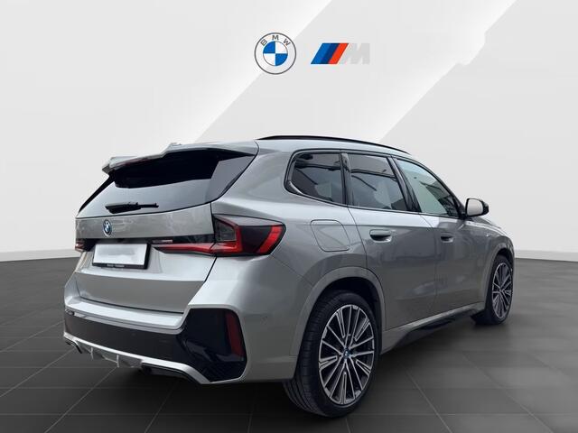 BMW X1 xDrive30e M-SPORT PRO ** LED, M-SPORTST, PANORAMA, TREKH, 20-inch LMV, HuD, ACC ** 1e EIG - ZEER EXCL ** ** INFORMEER OOK NAAR ONZE AANTREKKELIJKE FINANCIAL-LEASE TARIEVEN **