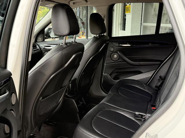 BMW X1 sDrive18i X LINE | HARMAN KARDON | CAMERA | LEDER | TREKHAAK | STOELVERWARMING |