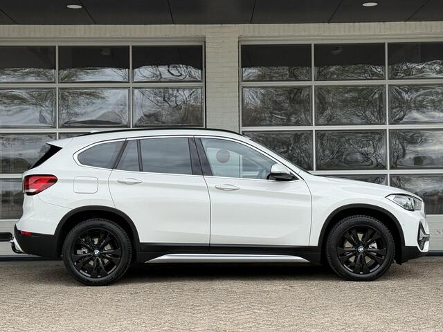 BMW X1 sDrive18i X LINE | HARMAN KARDON | CAMERA | LEDER | TREKHAAK | STOELVERWARMING |
