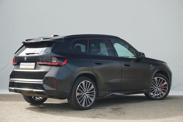 BMW X1 xDrive30e | M Sport Pro | Trekhaak | Schuif-kanteldak | Head-up| Harman Kardon | Driving Assistant Professional | Rondomzicht camera's | Elektrische stoelen met geheugen | 20 Inch