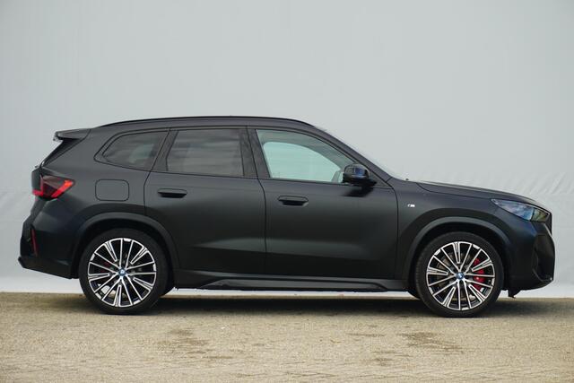 BMW X1 xDrive30e | M Sport Pro | Trekhaak | Schuif-kanteldak | Head-up| Harman Kardon | Driving Assistant Professional | Rondomzicht camera's | Elektrische stoelen met geheugen | 20 Inch