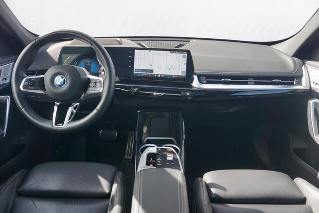 BMW X1 xDrive30e | M Sport Pro | Trekhaak | Schuif-kanteldak | Head-up| Harman Kardon | Driving Assistant Professional | Rondomzicht camera's | Elektrische stoelen met geheugen | 20 Inch