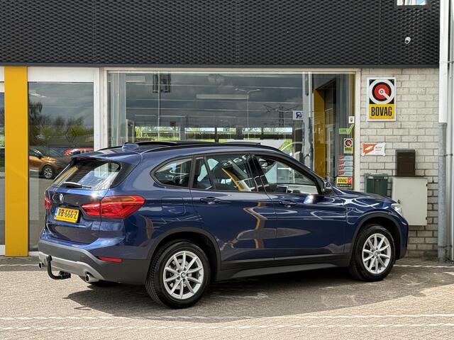 BMW X1 sDrive20i High Executive | NAP | Trekhaak | Cruise adaptief | Stoelverwarming | LED | Achteruitrijcamera | Climate Control | Heads-up display | Elektrisch glazen panorama-dak |